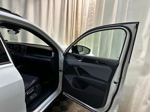 Certified 2025 Volkswagen Tiguan SE R-Line image 34