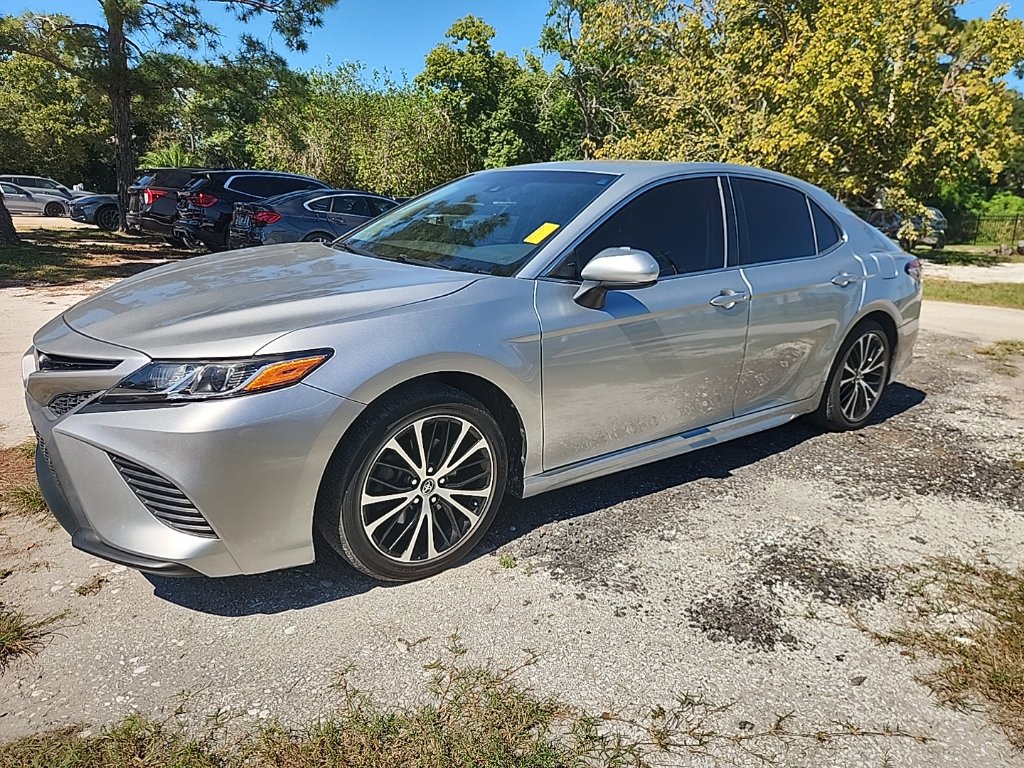 Used 2018 Toyota Camry SE FWD image 1