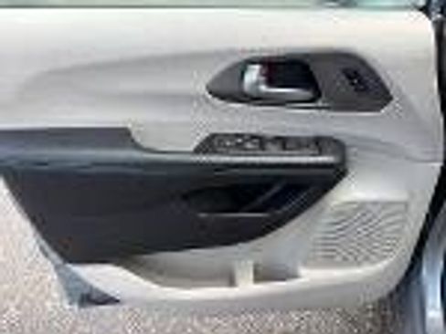 Used 2021 Chrysler Pacifica Touring-L w/ Premium & Safety Sphere Group FWD image 14