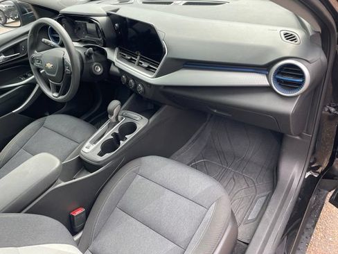 Used 2024 Chevrolet Trax LS w/ LS Convenience Package FWD image 17