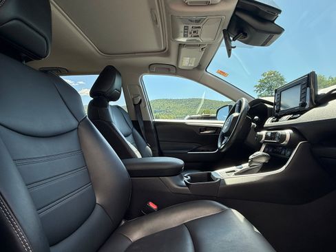 Certified 2022 Toyota RAV4 XLE Premium AWD/4WD image 8