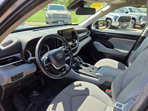 Used 2024 Toyota Highlander LE FWD image 14