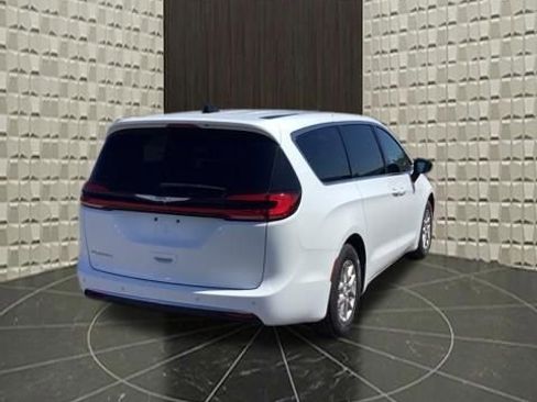 Certified 2025 Chrysler Pacifica Select FWD image 5