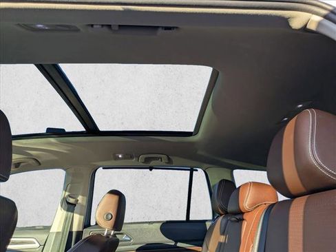 Used 2023 Volkswagen Atlas SE w/ Panoramic Sunroof Package image 19