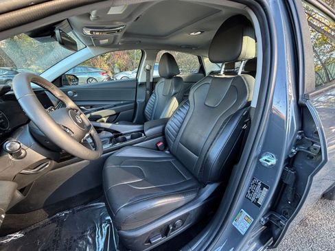 Used 2025 Hyundai Elantra Limited image 39