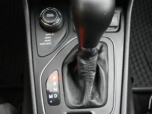 Used 2019 Jeep Cherokee Latitude Plus w/ Cold Weather Group AWD/4WD image 18