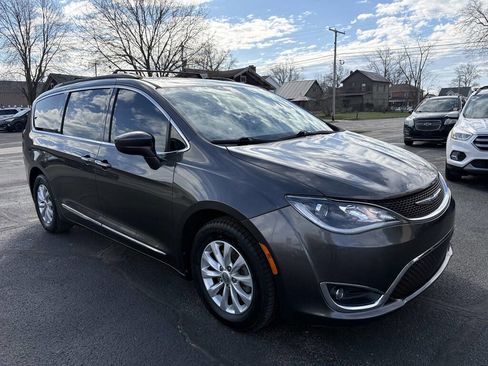 Used 2017 Chrysler Pacifica Touring-L image 7
