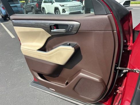 Used 2022 Toyota Highlander Limited FWD image 32