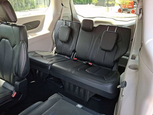 Used 2024 Chrysler Pacifica Touring-L FWD image 14