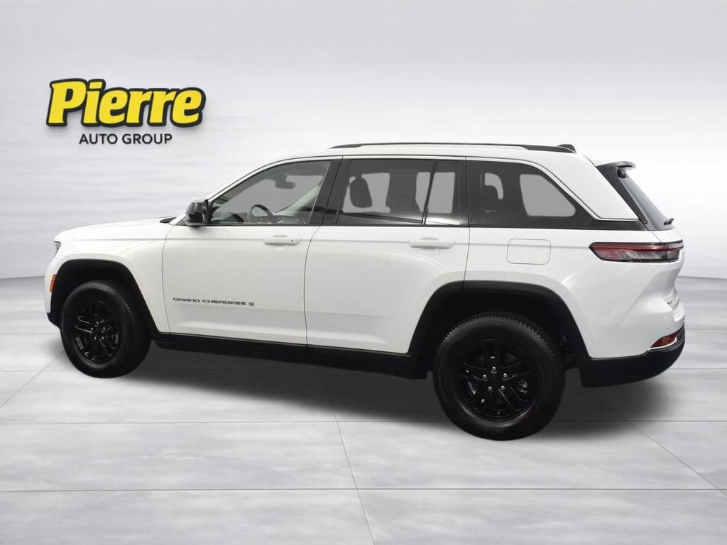 Used 2023 Jeep Grand Cherokee Laredo AWD/4WD image 5