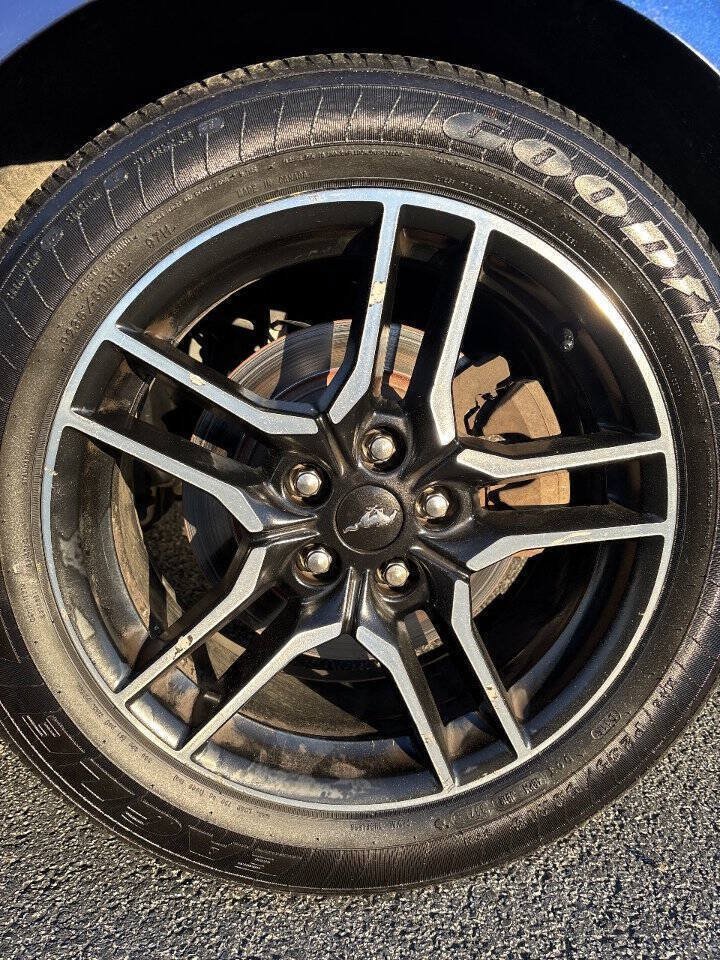 Used 2018 Ford Mustang Coupe w/ Equipment Group 101A RWD image 19