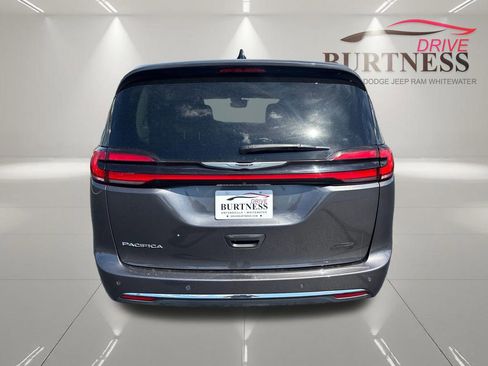 Used 2023 Chrysler Pacifica Touring-L FWD image 7