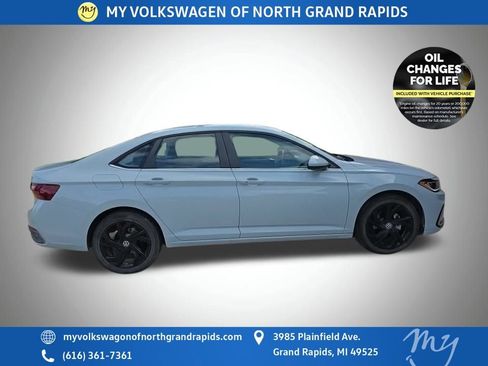 Used 2025 Volkswagen Jetta SE w/ Black Wheel Package FWD image 4