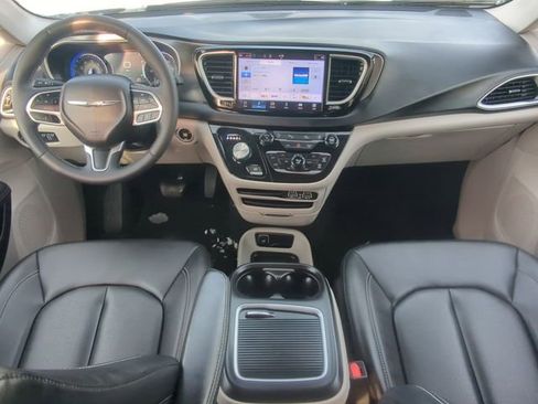 Used 2024 Chrysler Pacifica Touring-L FWD image 22