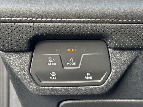 Used 2025 Volkswagen Atlas SE image 30