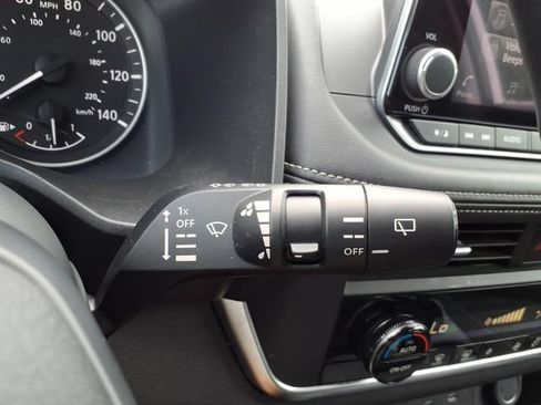 Used 2025 Nissan Rogue SV FWD image 27