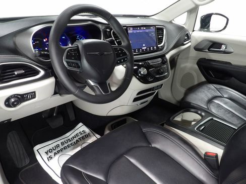 Used 2024 Chrysler Pacifica Limited image 16
