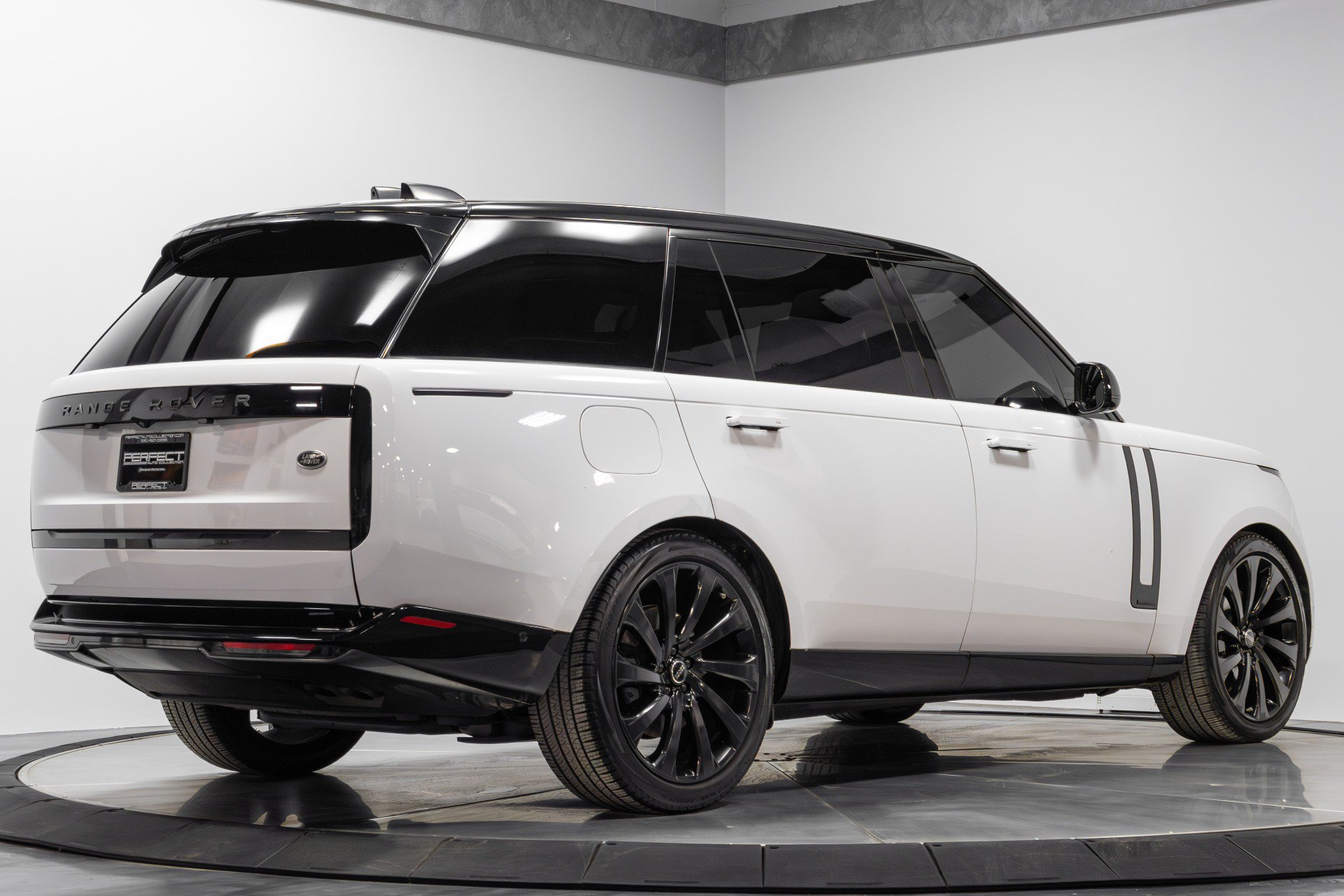 Used 2023 Land Rover Range Rover Long Wheelbase Autobiography AWD/4WD image 11