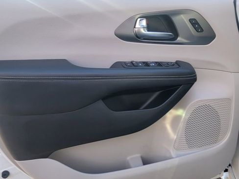 Used 2022 Chrysler Pacifica Touring-L image 12
