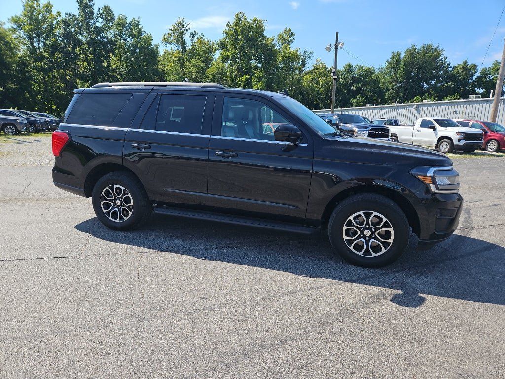 Used 2024 Ford Expedition XLT AWD/4WD image 3