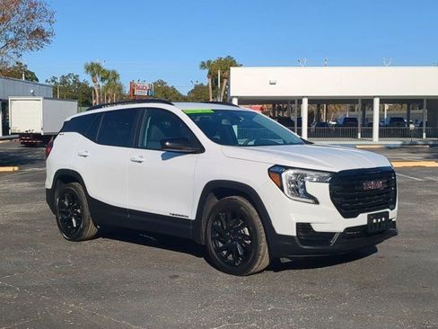 Used 2024 GMC Terrain SLE w/ Driver Convenience Package image 2