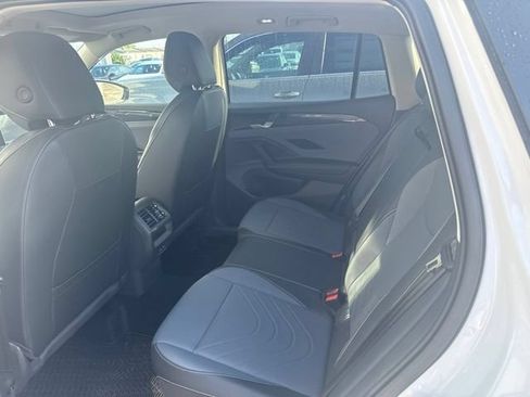 Used 2025 Volkswagen Tiguan SE w/ Panoramic Sunroof Package AWD/4WD image 13
