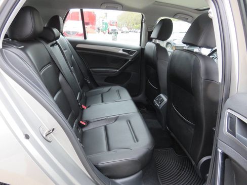 Used 2017 Volkswagen Golf Wolfsburg Edition image 18