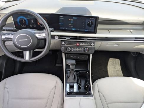 Used 2025 Hyundai Tucson SE image 14