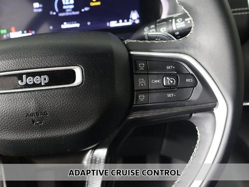 Used 2023 Jeep Grand Cherokee L Laredo image 3