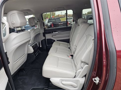 Used 2024 Jeep Wagoneer L Series II image 17