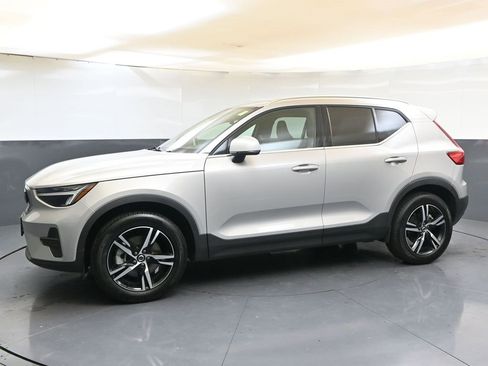 Certified 2025 Volvo XC40 B5 Core image 2