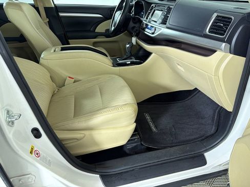 Used 2015 Toyota Highlander Plus FWD image 13