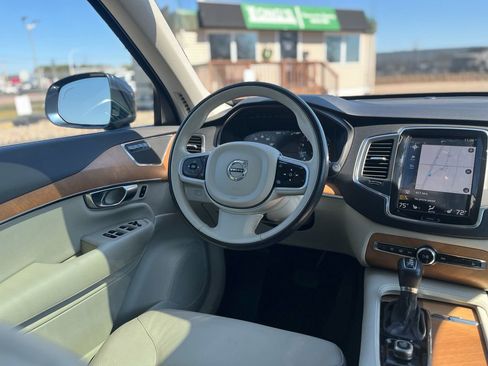 Used 2022 Volvo XC90 T6 Momentum image 11
