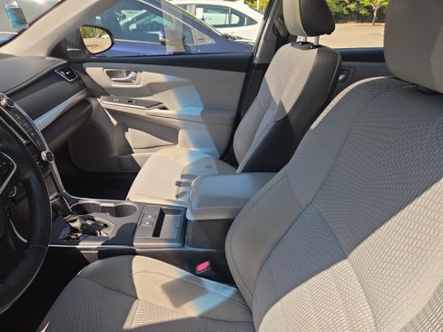 Used 2017 Toyota Camry SE w/ Moonroof Package FWD image 9