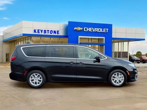 Used 2023 Chrysler Pacifica Touring-L FWD image 8