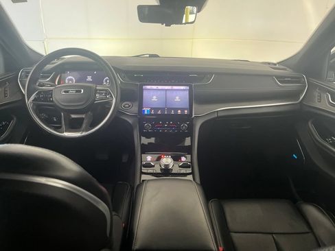 Used 2022 Jeep Grand Cherokee Overland w/ Luxury Tech Group IV AWD/4WD image 31
