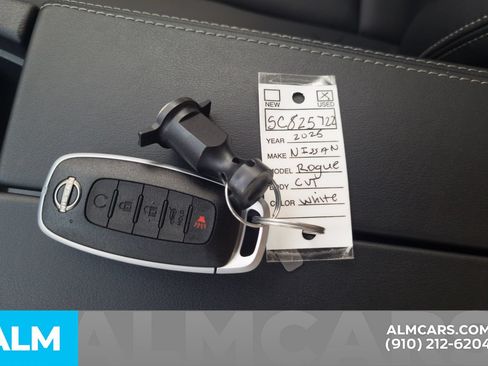 Used 2025 Nissan Rogue SL AWD/4WD image 34