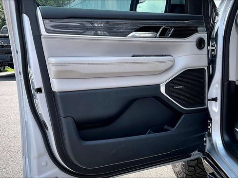 Used 2022 Jeep Wagoneer Series III w/ Flexible Seating Group RWD image 22