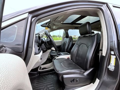 Used 2020 Chrysler Pacifica Limited FWD image 10