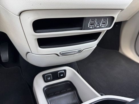 Used 2021 Chrysler Pacifica Touring-L FWD image 26