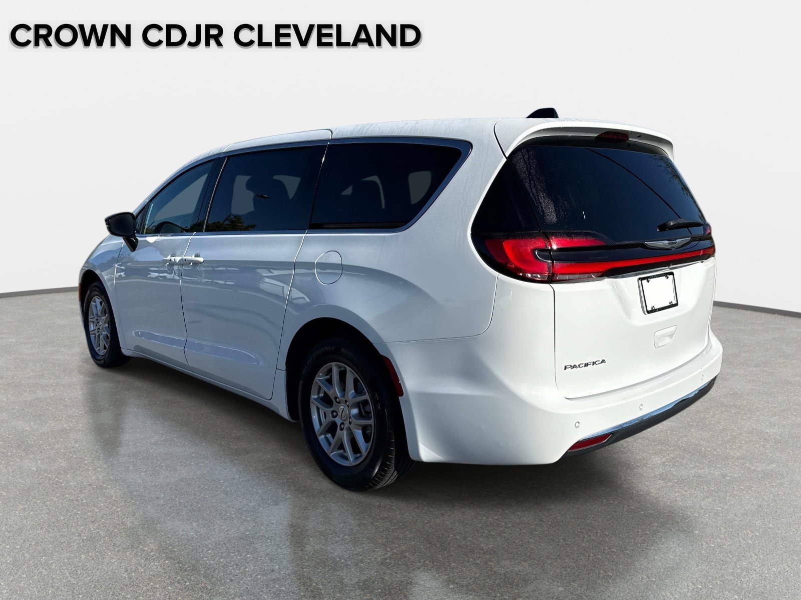 Used 2025 Chrysler Pacifica Select FWD image 6