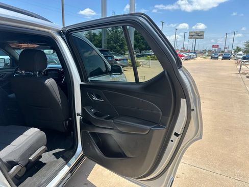 Used 2022 Chevrolet Traverse LT FWD image 22