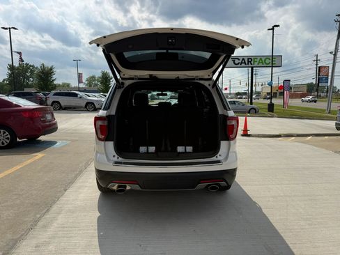 Used 2018 Ford Explorer XLT w/ Equipment Group 202A AWD/4WD image 12