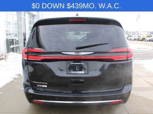 Used 2023 Chrysler Pacifica Touring-L image 7