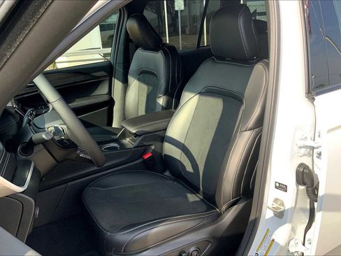 New 2025 Jeep Grand Cherokee Altitude image 9