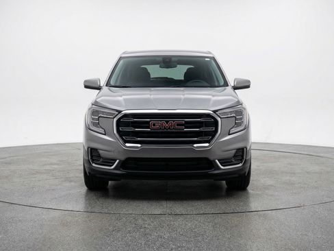 Used 2024 GMC Terrain SLE image 2