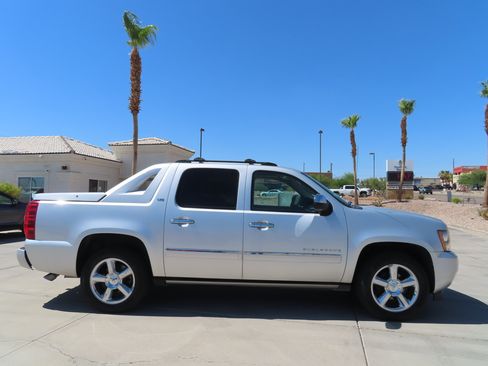 Used 2012 Chevrolet Avalanche LTZ AWD/4WD image 9
