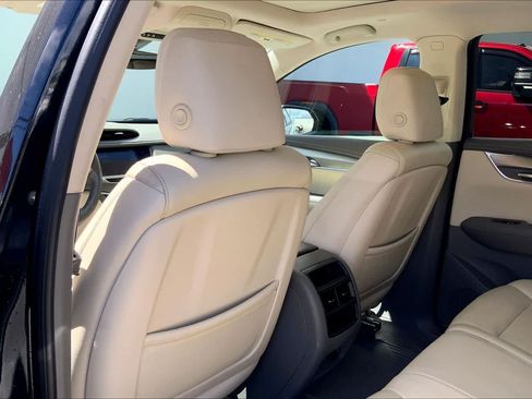 Used 2017 Cadillac XT5 Luxury w/ Driver Awareness Package FWD image 12