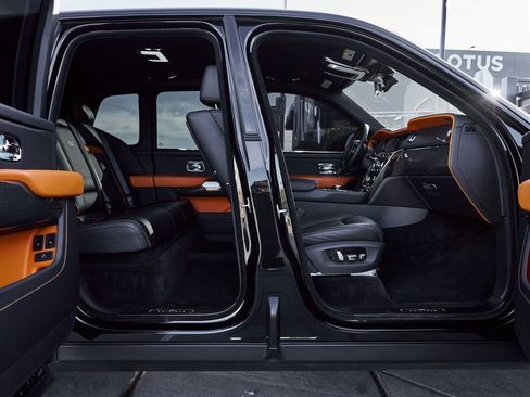 Used 2022 Rolls-Royce Cullinan Black Badge w/ Dark Exterior Package image 23