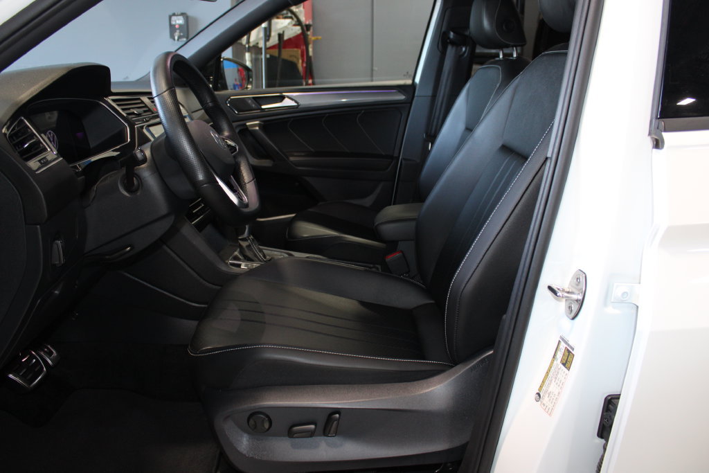 Used 2024 Volkswagen Tiguan SE R-Line AWD/4WD image 9